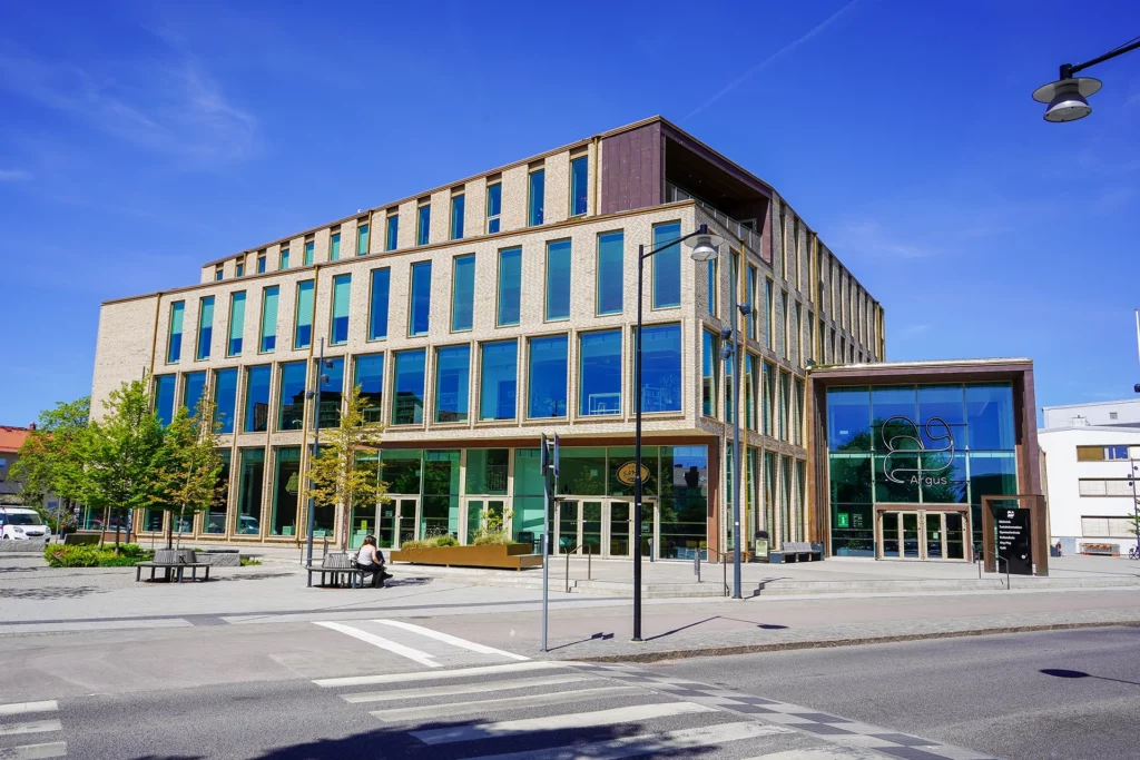 Kunskaps- och kulturcentrum Argus-glasfasader-aluminium-bild-preconal